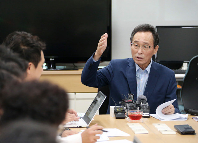 송하진 전북지사가 21일 도청 기자실에서 간담회를 갖고 ‘한국 탄소산업 수도, 전라북도’를 만들기 위한 3대 발전 전략을 설명하고 있다. 전북도 제공