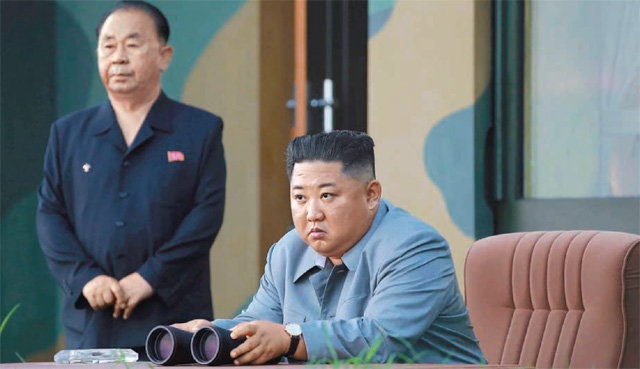 지난달 25일 오전 5시경 함남 호도반도에 나타난 김정은이 피곤해 보이는 표정으로 미사일 시험발사 장면을 지켜보고 있다. 사진 출처 조선중앙통신