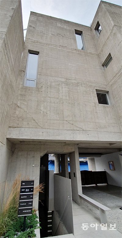 올해 서울시건축상 최우수상을 수상한 서촌의 무목적 빌딩. 전승훈 기자 raphy@donga.com