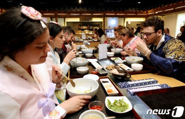 프랑스 한류팬들이 서울 중구 다동 한국관광공사 케이스타일 허브 한식문화관에서 한식으로 점심을 하고 있다. 이들은  20일 일정의 케이팝 공연 연계 상품을 통해 국내에 머물며 다양한 여행지를 직접 경험하고, 음악방송과 한류 아이돌 공연 등을 관람했다.© News1