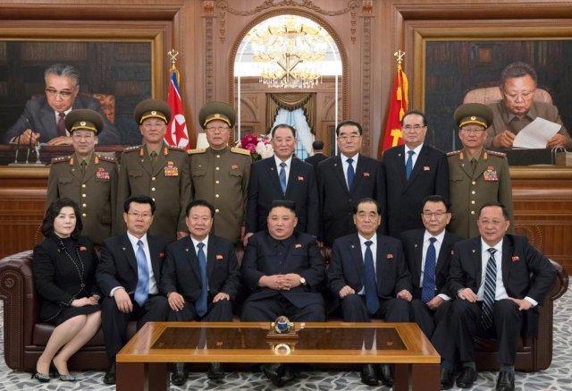 김정은 북한 국무위원장이 최고인민회의 제14기 제1차 회의에서 새로 구성된 국무위원회 위원 등 당정 지도부들과 올해 4월 12일 노동당 중앙위원회 본부청사에서 찍은 기념사진. 북한은 이 회의에서 헌법을 개정했다.