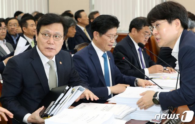 최종구 금융위원장이 22일 서울 여의도 국회에서 열린 전체회의에서 2018년도 결산자료를 검토하고 있다. © News1