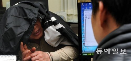 지난 2013년 경찰에 검거돼 조사받던 조세형. 사진= 동아일보DB