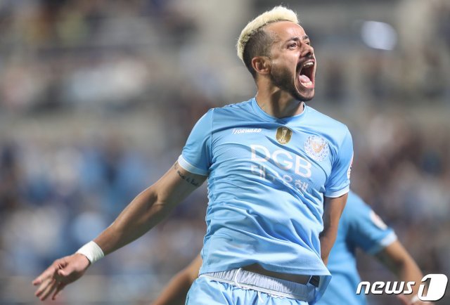 지난 6월22일 대구 북구 고성동 대구FC 홈구장 DGB대구은행파크에서 열린 프로축구 ‘하나원큐 K리그1 2019’ 대구FC와 FC서울의 경기에서 후반 대구 세징야가 골을 넣은 뒤 환호하고 있다. 하지만 곧 주심의 오프사이드 판정이 내려져 골로 인정되지 않았다.© News1