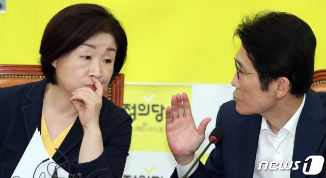 심상정 정의당 대표(왼쪽)와 윤소하 원내대표가 지난 20일 서울 여의도 국회에서 열린 의원총회에서 대화하고 있다. © News1