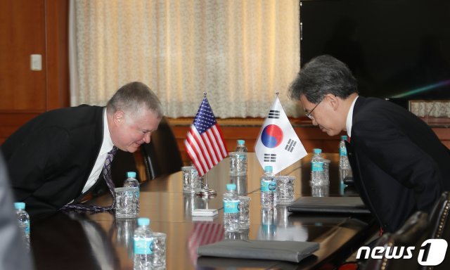 김현종 청와대 국가안보실 2차장과 스티븐 비건 미 국무부 대북특별대표가 22일 정부서울청사에서 만나 착석하고 있다.