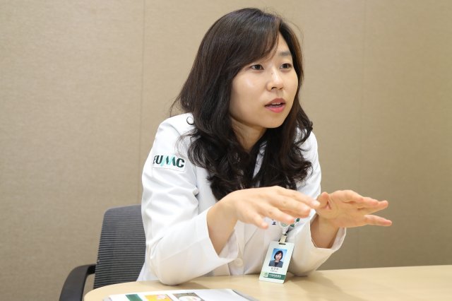 4월 국내 대학병원 최초로 문을 연 이대목동병원 로봇인지치료센터의 센터장인 김건하 신경과 교수. 김건하 교수는 “치매를 5년, 
10년 늦출 수 있다는 희망을 드리고 싶다”며 개인별 맞춤치료와 인지훈련 로봇 ‘보미’를 활용한 다양한 프로그램을 운영하고 있다.
 사진제공｜이대목동병원