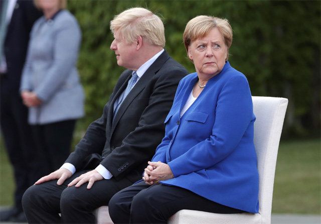 “잘 풀려야 될텐데” 앙겔라 메르켈 독일 총리(오른쪽)가 21일 수도 베를린의 총리 관저에서 열린 환영식에서 보리스 존슨 영국 총리와 나란히 앉아 있다. 이날 메르켈 총리는 “영국이 합의안 없이 유럽연합(EU)을 떠나는 ‘노딜 브렉시트’를 피할 해결책을 1개월 안에 마련할 수 있다”며 영국과의 타협 가능성을 시사했다. 베를린=AP 뉴시스