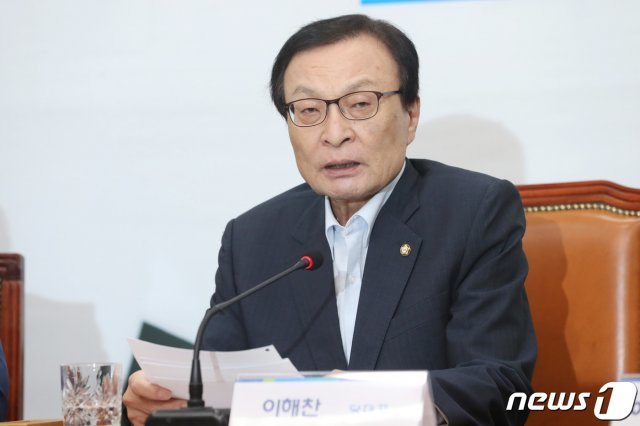 이해찬 더불어민주당 대표가 23일 오전 서울 여의도 국회에서 열린 당대표·최고위원 취임1주년 공동 기자회견에서 모두발언을 하고 있다. 2019.8.23/뉴스1 © News1