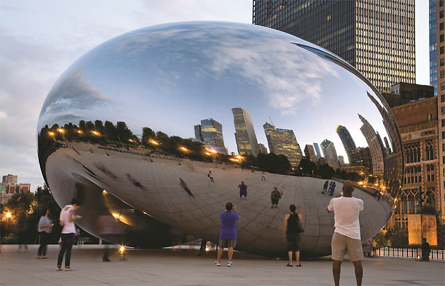 미국 시카고 밀레니엄파크에 세워진 애니시 커푸어의 110t짜리 조형물 ‘클라우드 게이트’. 시카고의 스카이라인을 비추면서 개인과 주변 환경을 연결하는 색다른 경험을 선사한다. 게티 이미지