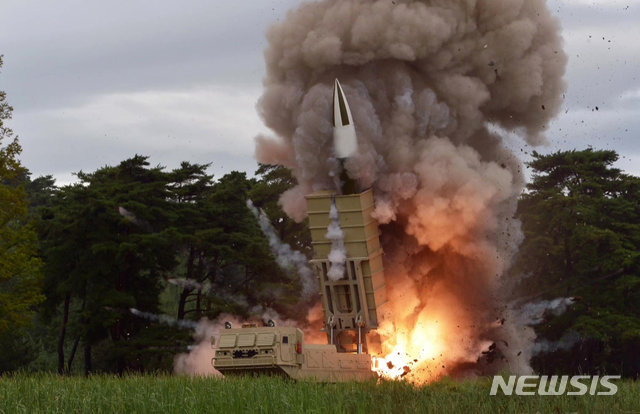 북한 김정은 국무위원장이 지난 16일 새 무기 시험사격을 지도했다고 조선중앙TV가 17일 보도했다. 사진=조선중앙TV 캡처/뉴시스