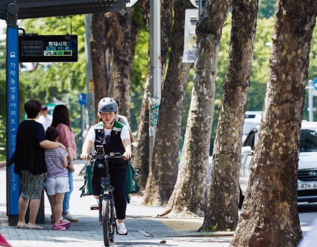 8월 20일 직장인 박지혜 씨가 서울 송파구에서 부업으로 전기자전거를 타고 음식을 배달하고 있다. [홍중식 기자]