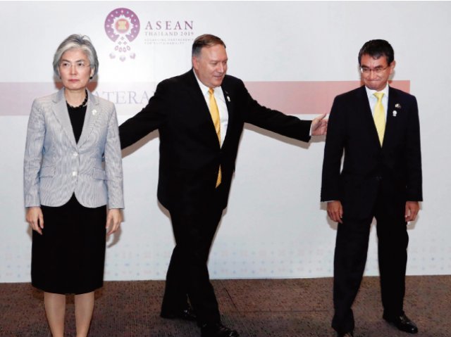 8월 2일 마이크 폼페이오 미국 국무부 장관(가운데), 강경화 외교부 장관(왼쪽), 고노 다로 일본 외무상이 태국 방콕에서 한미일 외교장관 회담에 앞서  기념 촬영을 하고 있다(위). [뉴시스]