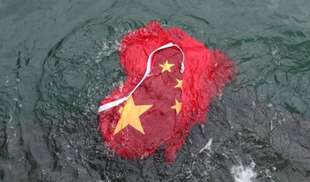 시위대가 국기게양대에서 끌어내린 오성홍기를 바다에 던져 버렸다 - SCMP 갈무리