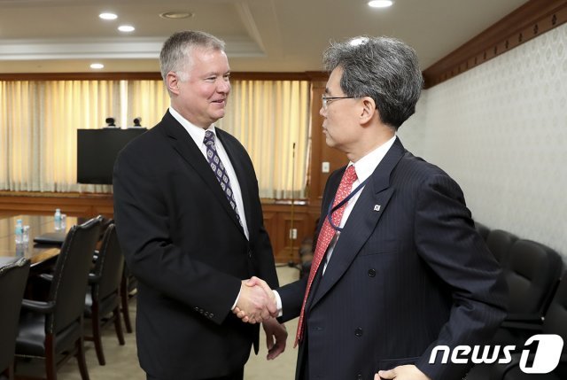 김현종 청와대 국가안보실 2차장과 스티븐 비건 미 국무부 대북특별대표가 22일 서울 종로구 정부서울청사에서 악수하고 있다. (청와대 제공) 2019.8.22/뉴스1