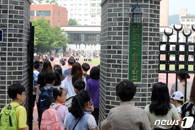 화재 피해를 입은 서울 은명초등학교가 지난달 1일 인근 신진과학기술고등학교에서 조기방학식에      전경 /뉴스1 © News1