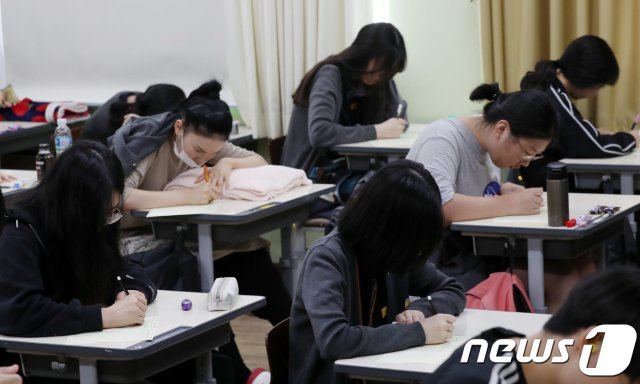 지난해 9월 서울의 한 수험생들이 수능 모의평가 를 치르고 있는 모습(뉴스1 DB) © News1