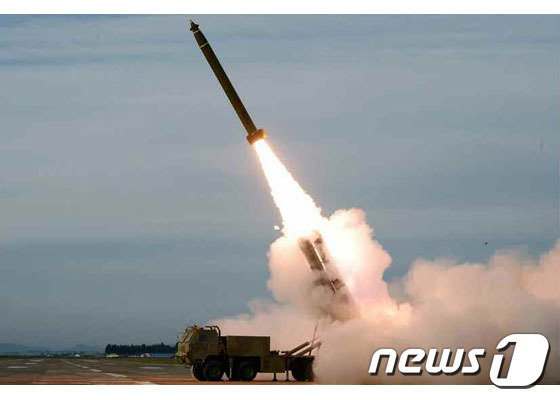 북한이 24일 함경남도 선덕 일대에서 발사한 발사체에 대해 새로 연구개발한 초대형 방사포라며 김정은 국무위원장의 지도 하에 시험사격이 성공적으로 진행됐다고 25일 밝혔다. (노동신문) © 뉴스1