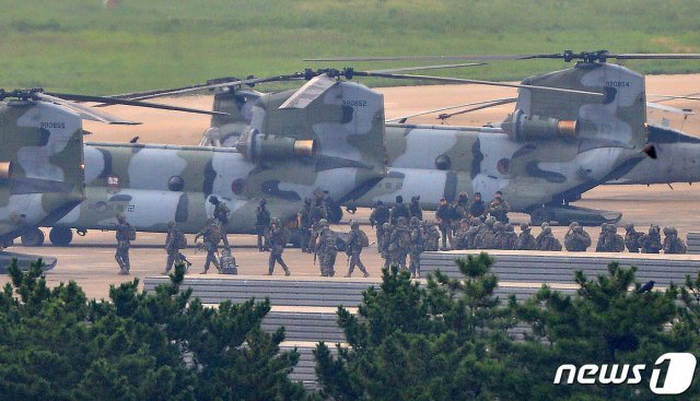 25일 오전 해군이 동해 영토수호훈련을 시작한 가운데 해병대원들이 경북 포항공항에서 독도로 이동하기 위해 육군 대형수송헬기 치누크(CH-47)에 탑승하고 있다. 독도방어훈련은 26일까지 실시된다. 2019.8.25/뉴스1 © News1