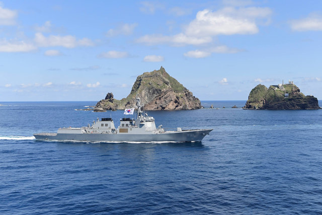 군은 독도를 비롯한 동해 영토 수호 의지를 더욱 공고히 하기 위해 25일부터 26일까지 동해 영토수호훈련을 실시한다. 사진은 훈련에 참가한 세종대왕함(DDG, 7,600톤급)이 독도 앞을 항해하는 모습. 해군 제공