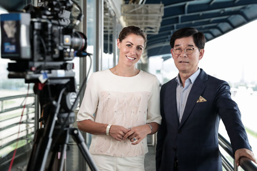 2019년 7월 26일 CNN 한국경마 취재. 진행자 알리반스(왼쪽)와 한국마사회 김낙순 회장.