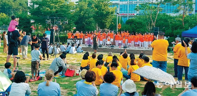 24일 오후 춘천 공지천 푸른쉼터에서 ‘2019 온세대 합창 페스티벌’의 사전공연이 열린 가운데 가족합창단인 ‘시원한 바람’이 노래하고 있다. 페스티벌은 31일까지 춘천 도심 곳곳에서 열린다. 이인모 기자 imlee@donga.com