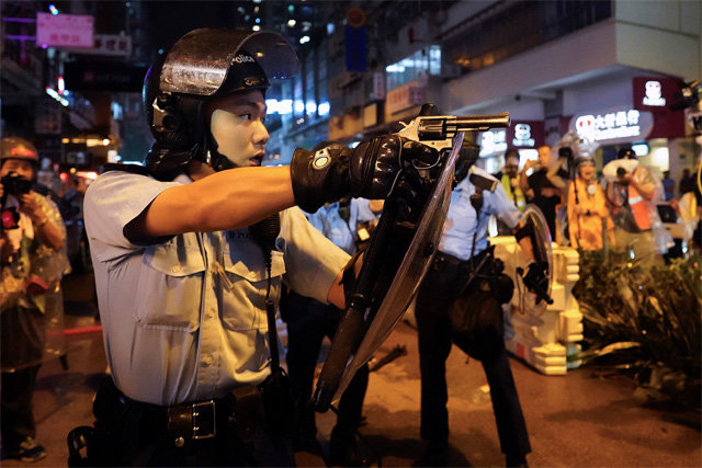 시위대에 총 겨눈 홍콩경찰 25일 홍콩에서 열린 반중 반정부 시위에서 홍콩 경찰이 리볼버 권총을 겨냥하고 있다. AFP 등 외신에 따르면 이날 경찰은 1발 이상의 총을 발사했다. 경찰은 “생명의 위협을 느낀 경찰이 경고 사격을 했다”고 밝혔다. 이날 일부 홍콩 매체들은 경찰이 시위대가 아닌 시민에게 총을 겨눴다고 전했다. 홍콩=AP 뉴시스