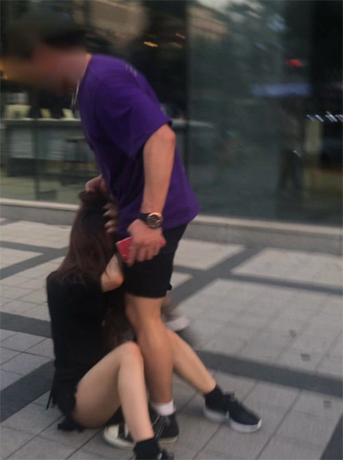 23일 오전 6시경 한국인 남성 A 씨가 서울 마포구 홍대입구역 인근에서 거리에 주저앉은 일본인 여성의 머리채를 잡아당기고 있다. 트위터 캡처