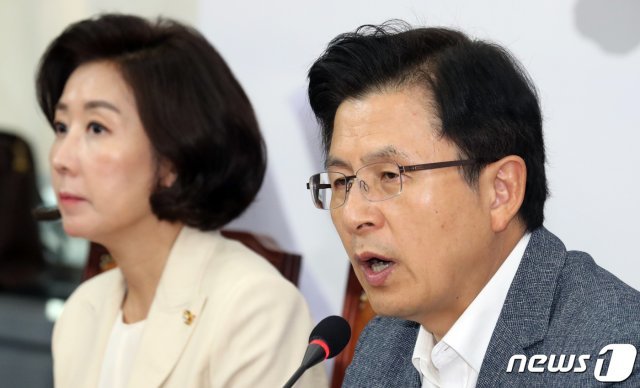 황교안 자유한국당 대표가 26일 서울 여의도 국회에서 열린 최고위원회의에서 모두발언을 하고 있다. © News1