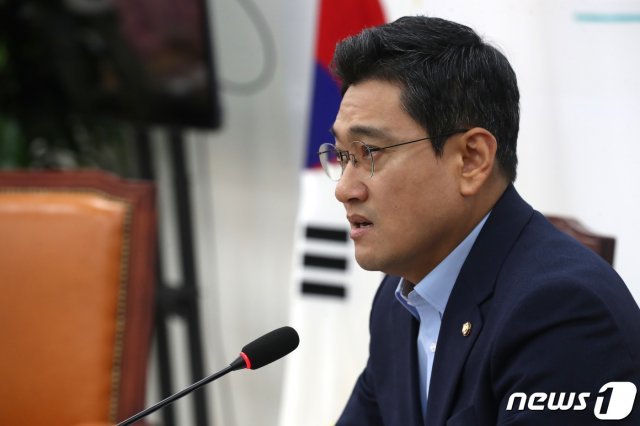 오신환 바른미래당 원내대표가 26일 오전 서울 여의도 국회에서 기자간담회를 갖고 조국 법무부 장관 후보자 관련 발언을 하고 있다. 2019.8.26/뉴스1 © News1