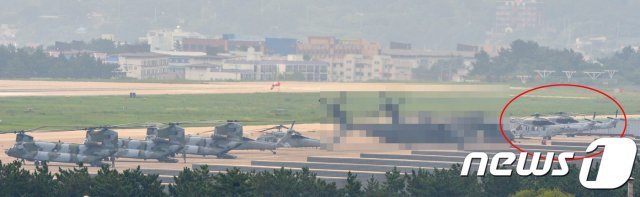 지난 25일 동해 영토수호훈련이 시작된 가운데 육군 대형 수송헬기 치누크(CH-47)가 해병 병력을 수송하기 위해 대기 중이다. 해병대 상륙기동헬기인 마린온(붉은 원)이 비행장에 대기하고 있다. 2019…8.25© 뉴스1