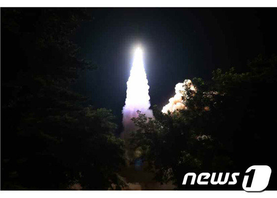 북한 노동당 기관지 노동신문이 3일 공개한 ‘신형 방사포’의 시험 발사 장면.(노동신문) © 뉴스1