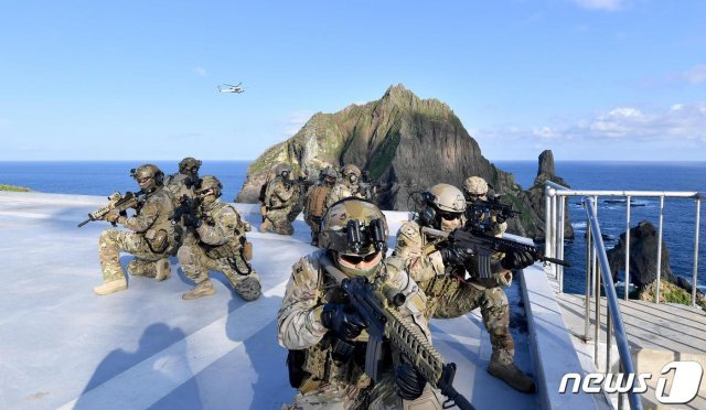 25일 독도에서 열린 동해 영토수호훈련에서 해군 특전요원(UDT)들이 해상기동헬기(UH-60)로 독도에 전개해 사주경계를 하고 있다. 우리 군은 독도를 비롯한 동해 영토 수호 의지를 더욱 공고히 하기 위해 내일까지 동해 영토수호훈련을 실시한다.(해군 제공) 2019.8.25/뉴스1
