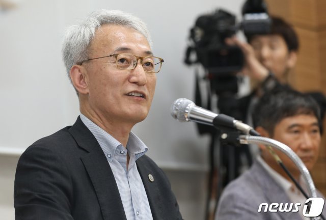 신상욱 부산대학교 의학전문대학원장이 26일 오후 경남 양산시 부산대학교 양산캠퍼스 간호대학에서 열린 기자회견에서 조국 법무부 장관 후보자 딸 조모씨(28)의 장학금 관련 의혹에 대해서 설명하고 있다. 2019.8.26/뉴스1 © News1