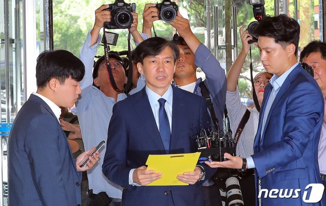 조국 법무부 장관 후보자가 26일 오전 인사청문회 준비 사무실이 마련된 서울 종로구 현대적선빌딩으로 출근하며 검찰개혁 방안 등을 발표하고 있다. 2019.8.26/뉴스1 © News1