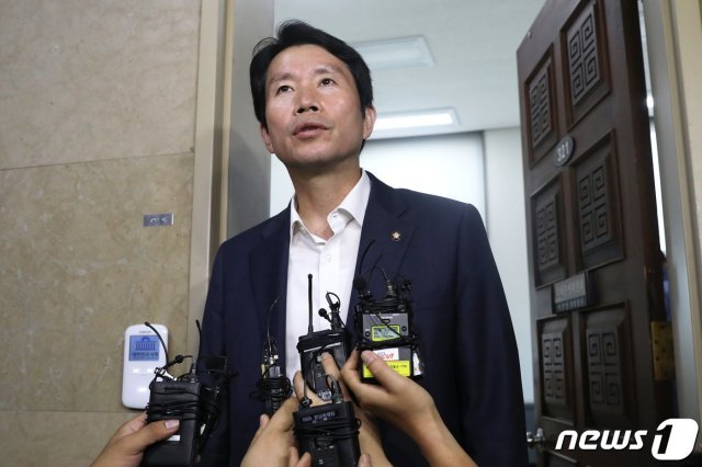 이인영 더불어민주당 원내대표가 26일 오전 서울 여의도 국회 운영위원장실에서 조국 법무부 장관 후보자 인사청문회 관련 및 정치개혁특별위원회 관련 3당 원내대표 회동을 마치고 취재진의 질문에 답하고 있다. 2019.8.26/뉴스1 © News1 임세영 기자