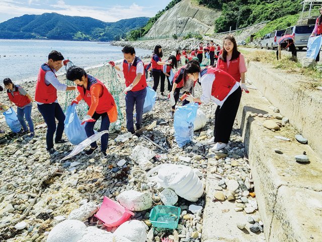 7월 하나님의 교회 신자들이 통영 욕지도 해변에서 무분별하게 버려진 쓰레기를 수거하며 일
대를 깨끗하게 만들었다.