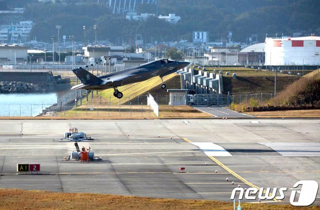 미국 해병대 제121 전투비행대대 F-35B ‘라이트닝 2’ 스텔스 전투기가 지난 15일 일본 야마구치현 이와쿠니 기지에 착륙하고 있다.(미 태평양함대 사령부 페이스북)2017.11.17/뉴스1