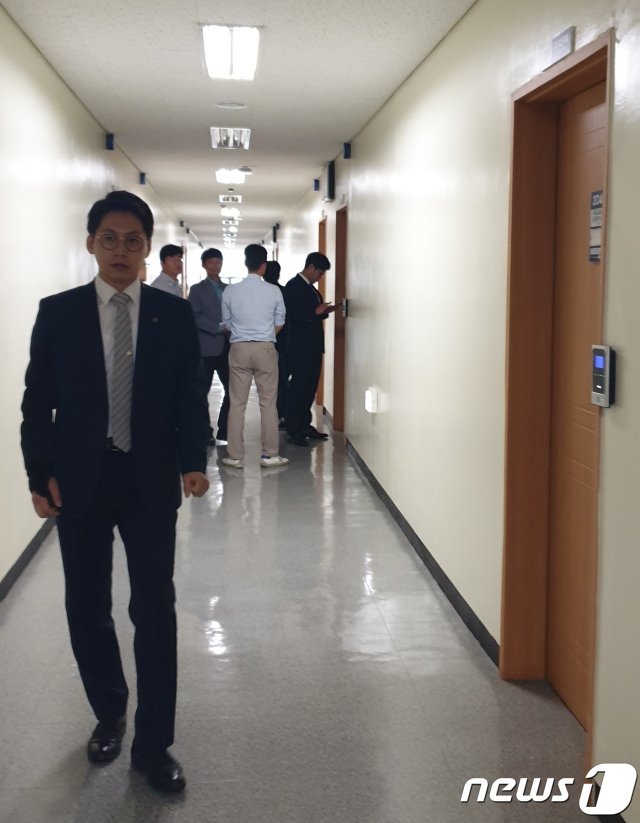 중앙지검이 단국대 장영표 교수 사무실을 압수수색하고 있다.© 뉴스1