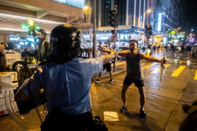 홍콩 경찰을 막고 있는 피스톨맨. 사진=트위터