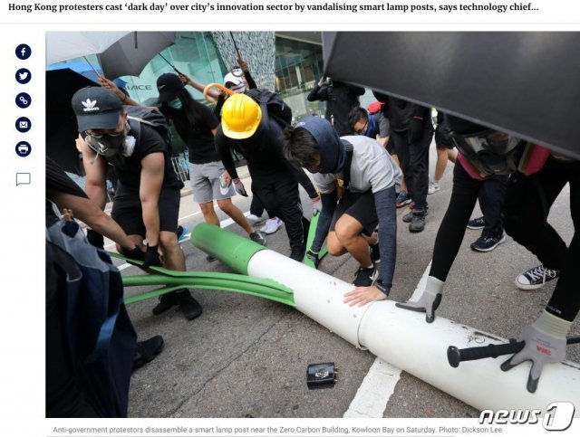 홍콩 시위대들이 스마트 가로등에 부착된 카메라가 감시 용도로 사용된다며 파손하고 있다. <출처=사우스차이나모닝포스트> © 뉴스1