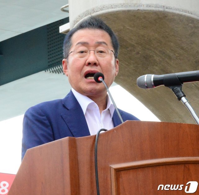 홍준표 전 자유한국당 대표가 14일 오후 경남 창녕함안보 좌안 공터에서 열린 ‘낙동강 창녕함안보 합천창녕보 해체저지 범국민 투쟁대회’에 참석해 격려사를 하고 있다.2019.8.14/뉴스1 © News1