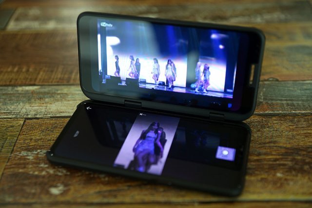LG V50 시리즈의 듀얼 스크린<출처=IT동아>