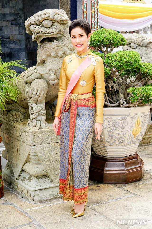 태국 국왕의 배우자 시니낫 웡와치라파크 왕실근위대 소장이 전통 의상을 입고 포즈를 취하고 있다. 방콕=AP/뉴시스