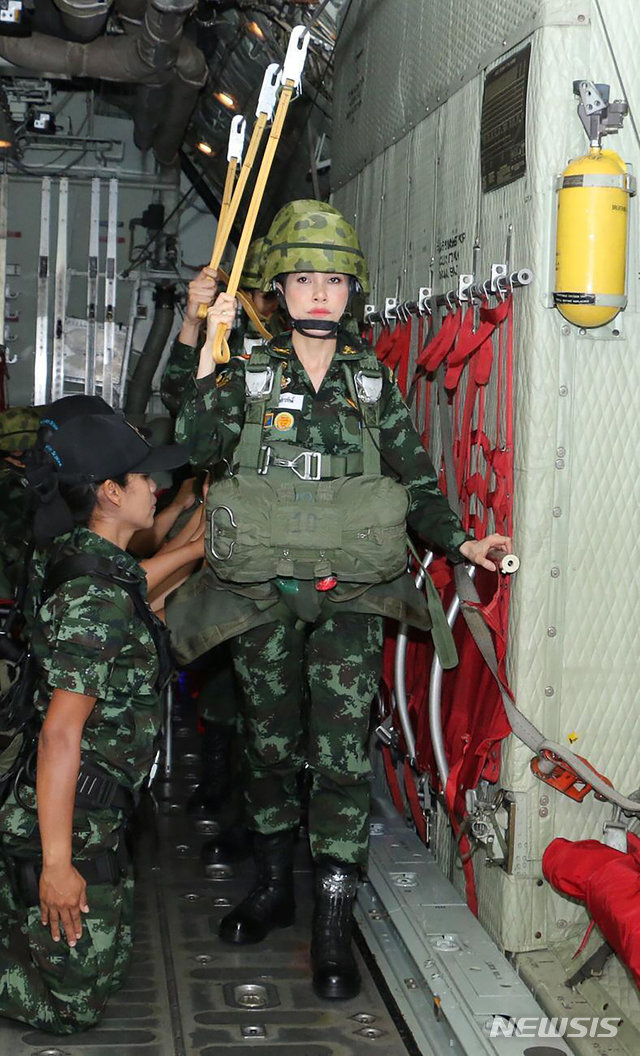 태국 국왕의 배우자 시니낫 웡와치라파크가 군 수송기에 낙하 준비를 하고 있다.  방콕=AP/뉴시스