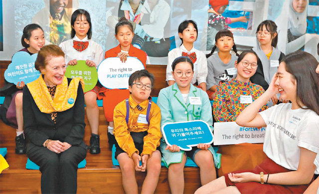 헨리에타 포어 유니세프 사무총재(앞줄 왼쪽)가 27일 서울 마포구 유니세프 한국위원회를 방문했다. 포어 총재는 이날 ‘미세먼지가 어린이에게 미치는 영향’을 주제로 고교생들과 대화했다. 유니세프 한국위원회 제공