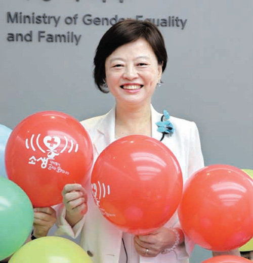 진선미 여성가족부 장관이 ‘소생 캠페인’을 상징하는 빨간 풍선을 들고 있다. 여성가족부 제공