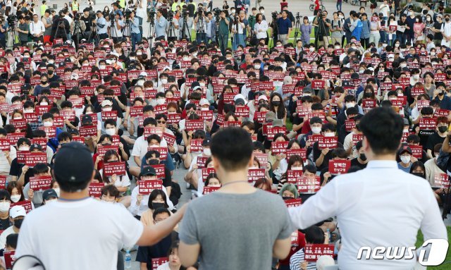 고려대학교 학생들이 지난 23일 오후 서울 성북구 고려대학교 중앙광장에서 조국 법무부 장관 후보자 딸의 입학 비리 의혹에 대한 진상규명을 촉구하며 구호를 외치고 있다./뉴스1 © News1