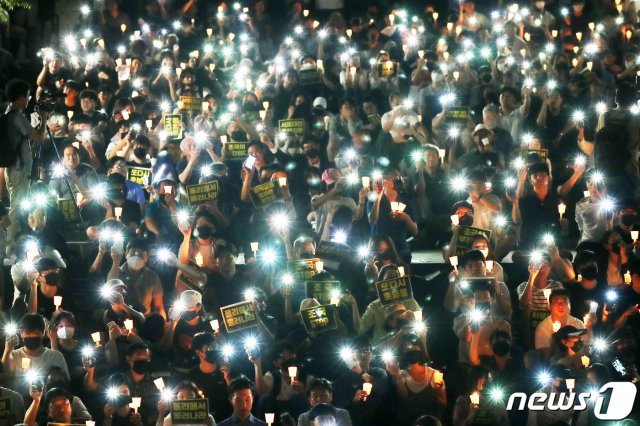 서울대학교 학생들과 시민들이 지난 23일 오후 서울 서울대학교 아크로광장에서 여러 의혹이 연이어 불거지고 있는 조국 법무부 장관 후보자의 사퇴를 촉구하며 촛불집회를 하고 있다. 뉴스1 © News1