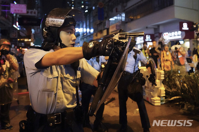 시위대를 향해 총구를 겨눈 홍콩 경찰. 사진=뉴시스